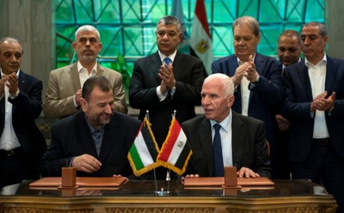 جانب من توقيع اتفاقية المصالحة بين حركتي فتح وحماس في العاصمة المصرية القاهرة.